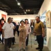 Megawati Kenang Masa Kecil Dibonceng Bung Karno Lewat Lukisan 'Kuantar ke Seberang'