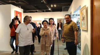 Megawati Kenang Masa Kecil Dibonceng Bung Karno Lewat Lukisan 'Kuantar ke Seberang'