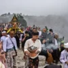 Melihat Khidmatnya Upacara Adat Ngertakeun Bumi Lamba di Gunung Tangkuban Perahu