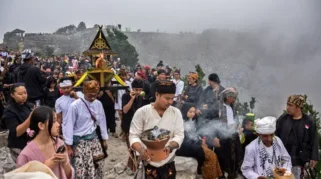 Melihat Khidmatnya Upacara Adat Ngertakeun Bumi Lamba di Gunung Tangkuban Perahu