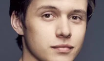 Mengenal Nick Robinson dan Hubungan Pribadinya yang Tetap Terjaga di Balik Kesuksesan Voicemails for Isabelle