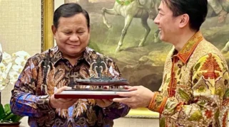 Menhan Jepang Beri Souvenir Kapal Perang Mikasa ke Prabowo