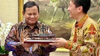 Menhan Jepang Hadiahi Prabowo Replika Kapal Perang Mikasa, Bahas Transfer Alutsista