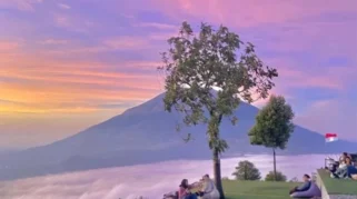 Menikmati Indahnya Kota Mulia dari Puncak Merah Putih, Negeri di Atas Awan Puncak Jaya