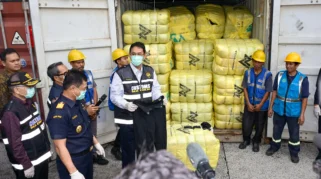 Menkeu Purbaya Sita 43 Kontainer Berisi Pakaian Bekas Ilegal di Tanjung Priok dan Kalbar