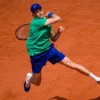 Merasa Seperti Kehilangan Tenaga, Jannik Sinner Terhenti di Babak Kedua Roland Garros: Analisa Lengkap Kekalahan Mengejutkan Sang Petenis Italia