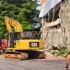 Mobil Damkar Tertimpa Reruntuhan Saat Pembongkaran Gedung di Jaktim, Satu Orang Luka