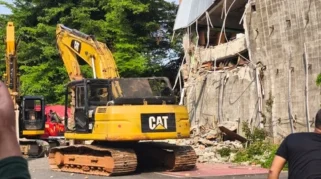 Mobil Damkar Tertimpa Reruntuhan Saat Pembongkaran Gedung di Jaktim, Satu Orang Luka
