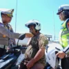 Momen Anggota Korlantas Polri Edukasi Pengendara di Kalibata, Tegur Remaja Tak Gunakan Helm