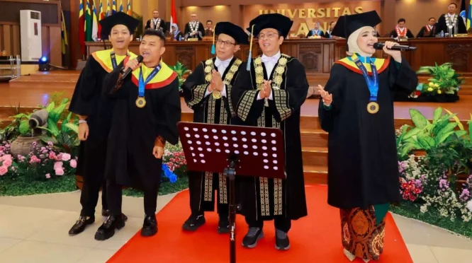 Momen Bahagia Keluarga Anang Hermansyah Wisuda Bersama di Universitas Airlangga