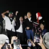 Momen Dasco Naik Mobil Komando Demo Mahasiswa, Teriak 'Hidup Rakyat Indonesia'