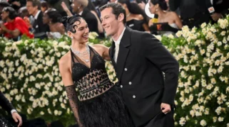 Momen Pernikahan Callum Turner dan Dua Lipa dengan Gaun Chanel Haute Couture di Sicilia