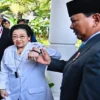 Momen Presiden Prabowo Gandeng Tangan Megawati Usai Upacara Harlah Pancasila yang Menghangatkan Hati Bangsa