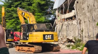 Nahas Petugas Damkar, Mobil Tertimpa Reruntuhan saat Bongkar Gedung DLH Jakarta