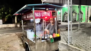 Nasi Goreng Keliling Favorit Warga Dolopo: Nasi Goreng 75, Hanya Rp12.000