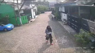 Nyamar Pakai Baju Wanita, Pria di Tangerang Curi Mobil Tetangga