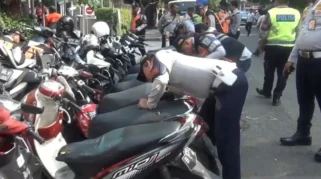 Operasi Cabut Pentil di Daan Mogot: 150 Motor Terjaring, 3 Tukang Parkir Liar Dibina