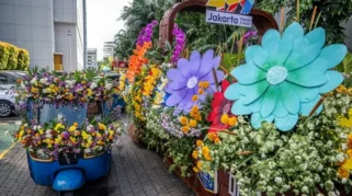 Parade Kendaraan Hias Bunga Meriahkan Jakarta International Flower Festival 2026