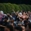 Pekerja Kantoran Ikut Merekam Aksi Unjuk Rasa Mahasiswa BEM UI di Bundaran HI Jakarta