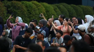 Pekerja Kantoran Ikut Merekam Aksi Unjuk Rasa Mahasiswa BEM UI di Bundaran HI Jakarta