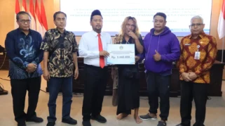 Pemkab Gresik Salurkan Bantuan Modal dan Siapkan Lahan Relokasi untuk PKL Semambung