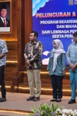 Pemprov Jatim Gelontorkan 81 Ribu Beasiswa SMA/SMK Swasta untuk Ringankan Beban Pendidikan