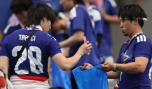 Pendukung Jepang yang Bersih-bersih Stadion Dikritik Perempuan: Lakukan Juga di Rumah Tanggamu!
