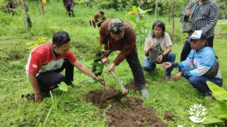 Perhutani dan Polsek Karangreja Kolaborasi Menanam, Pulihkan Lanskap Hutan Serang