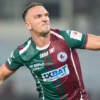 Persija dan Persib Bersaing untuk Tom Aldred, Bek Skotlandia yang Ingin Bermain di Indonesia