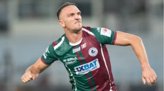 Persija dan Persib Bersaing untuk Tom Aldred, Bek Skotlandia yang Ingin Bermain di Indonesia