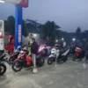 Pertamax Tembus Rp16.250 per Liter, Antrean Pertalite Mengular di SPBU Kadubanen Pandeglang