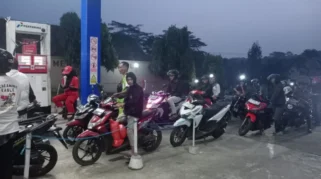 Pertamax Tembus Rp16.250 per Liter, Antrean Pertalite Mengular di SPBU Kadubanen Pandeglang