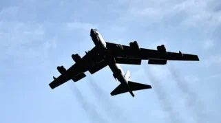 Pesawat Bomber B-52 Jatuh di California, 8 Orang Tewas dalam Uji Coba Rutin