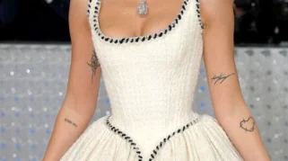 Pesona Dua Lipa dengan Gaun Chanel Bersejarah di Pernikahan Mewah di Sisilia