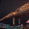 Pesona Malam Jembatan Sawunggaling: Gemerlap Lampu Warna-Warni Manjakan Mata