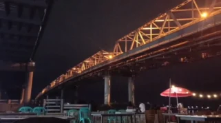 Pesona Malam Jembatan Sawunggaling: Gemerlap Lampu Warna-Warni Manjakan Mata