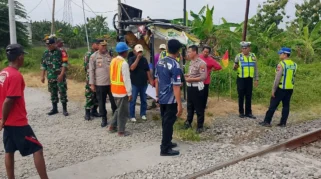 Petaka Dinihari di Mayangan: Lansia Tertabrak Kereta Api, Diduga Depresi