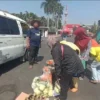 Petani Timun Datangi Kantor Pemkab dan DPRD Jember, Bagikan Dua Kuintal Hasil Panen Gratis