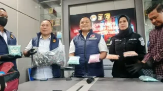 Polda Sumsel Gagalkan Penyelundupan 6.000 Pil Ekstasi dan 150 Vape Etomidate, Dua Kurir Ditangkap