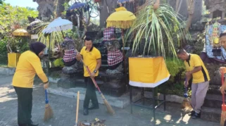 Polisi Bersihkan Masjid dan Pura Sambut Hari Bhayangkara ke-80 di Kediri
