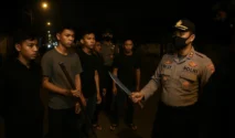 Polisi Gagalkan Rencana Tawuran Pemuda di Bekasi, Sita Puluhan Senjata Tajam dan Amankan Tiga Tersangka