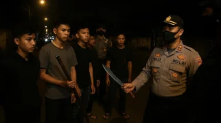 Polisi Gagalkan Rencana Tawuran Pemuda di Bekasi, Sita Puluhan Senjata Tajam dan Amankan Tiga Tersangka