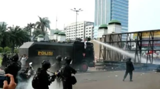 Polisi Siagakan Kendaraan Taktis dan Water Cannon Brimob Jelang Demo Mahasiswa di Jakarta