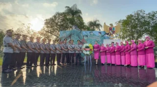 Polres Lumajang Gelar Tabur Bunga di Taman Makam Pahlawan Peringati Hari Bhayangkara ke-80