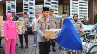 Polres Probolinggo Kota Salurkan 70 Paket Sembako untuk Warga Kurang Mampu dalam Rangka Hari Bhayangkara ke-80