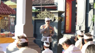 Polresta Banyuwangi Perkuat Toleransi saat Galungan dan Kuningan dengan Hadir Langsung di Pura