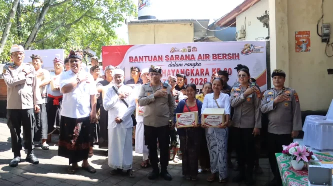 Polresta Denpasar Salurkan Bantuan Air Bersih ke Pura Dalem Srogsogan dalam Rangka Hari Bhayangkara ke-80