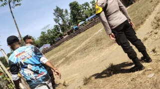 Polsek Kunir Amankan Tradisi Kerapan Kambing di Lumajang, Warga Antusias