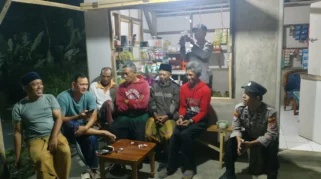 Polsek Pasrujambe Patroli Dialogis Malam Hari untuk Cegah Gangguan Kamtibmas