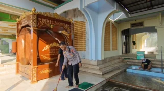 Polsek Randuagung Bersihkan Masjid dan Bagikan Sembako Sambut HUT Bhayangkara ke-80
